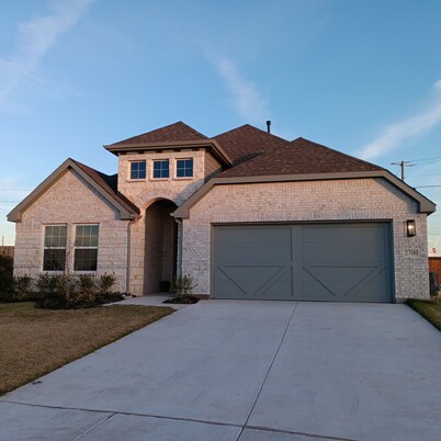 Sherman Hideaway. Spacious 4-bed house in tranquil Sherman with AC, large yard.