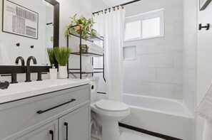 Hair dryer, towels, toilet paper - Minutes from beach! Charming 2-bedroom home (Norfolk)