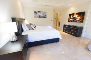 Desk, iron/ironing board, travel cot, free WiFi - Spacious Retreat Home in Quiet Naples Neighborhood (Naples)