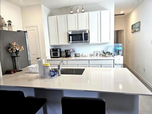 Peaceful 1-bedroom apartment with AC in charming Katy.