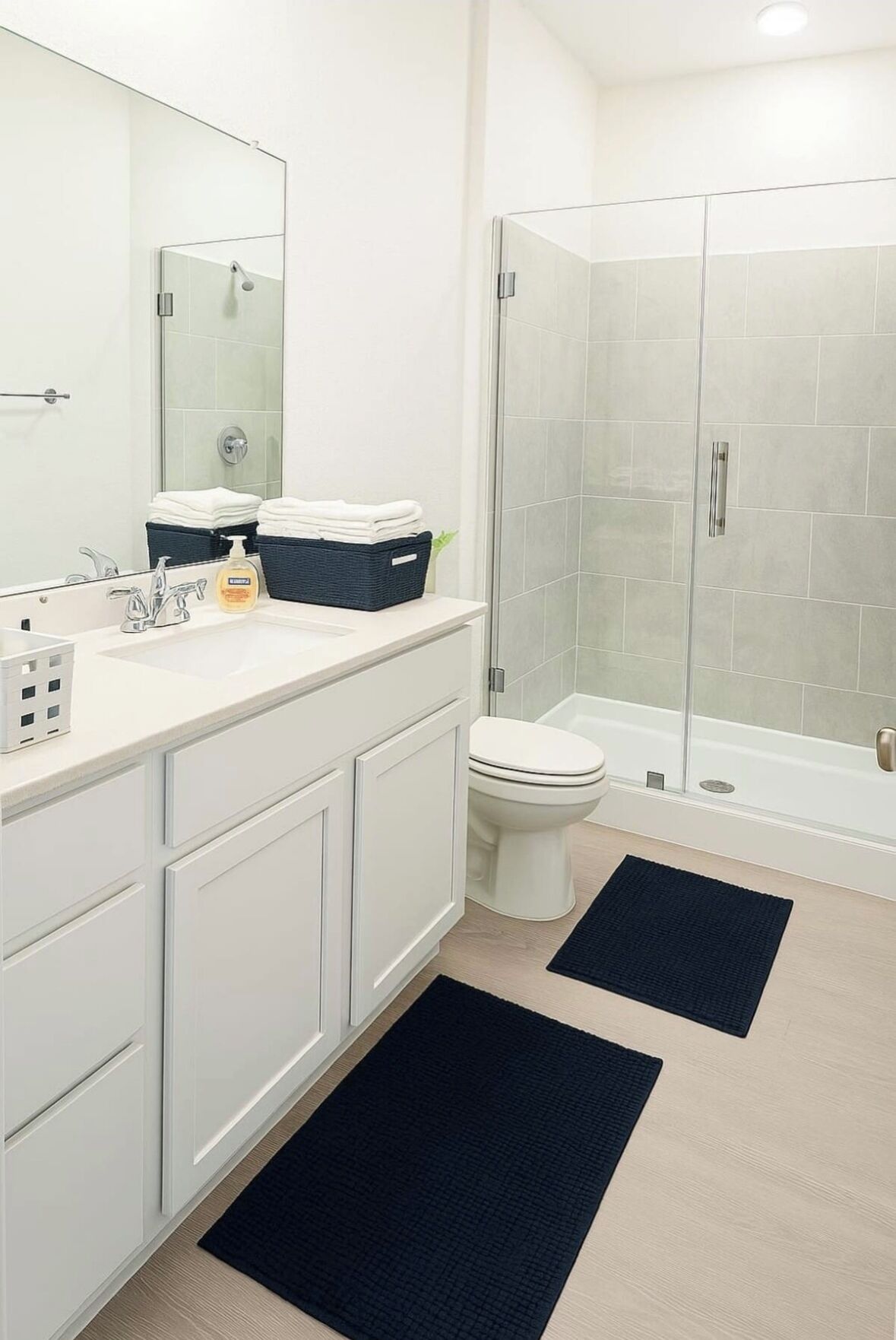 Secador de pelo, bidet, toallas, jabón