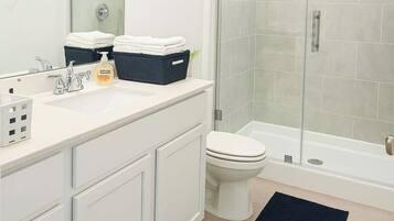 Secador de pelo, bidet, toallas, jabón