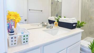 Secadora de cabello, bidet, toallas, jabón