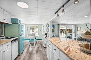 Kaffetrakter/tekoker, kjøleskap, mikrobølgeovn og ovn