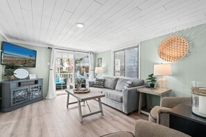 TV - Cozy OL Retreat, Short Walk to Beach & Waterpark (Myrtle Beach)