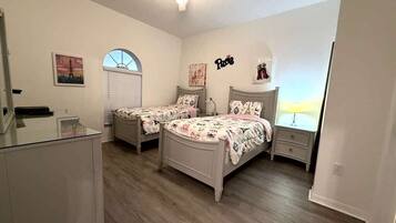 บ้านพัก, หลายเตียง, สระว่ายน้ำส่วนตัว | เครื่องนอนระดับพรีเมียม, ตู้นิรภัยในห้องพัก