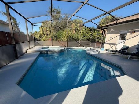 Piscina interna, guarda-sóis, espreguiçadeiras