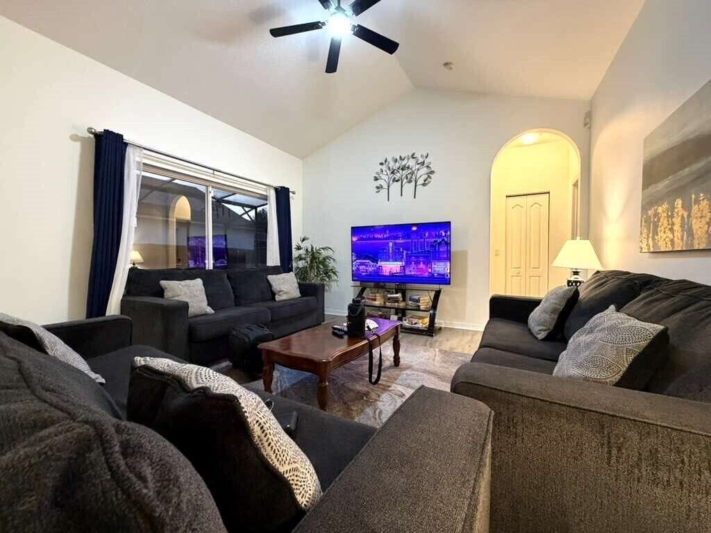 Casa, varias camas, alberca privada | Área de sala de estar | Smart TV, futbolito, tenis de mesa y libros 