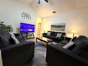 ハウス 5 ベッドルーム プライベートプール | リビング エリア | スマートテレビ、テレビゲーム機、Netflix、DVD プレーヤー