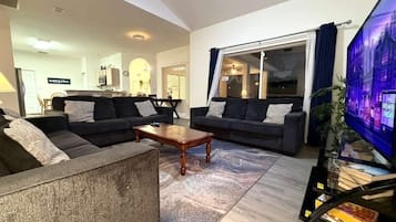 บ้านพัก, หลายเตียง, สระว่ายน้ำส่วนตัว | บริเวณนั่งเล่น | สมาร์ททีวี, ฟุตบอลโต๊ะ, โต๊ะปิงปอง, หนังสือ