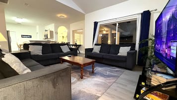 Luksushus, 5 soverom, privat basseng | Oppholdsområde | Smart-TV, TV-spill, Netflix og DVD-spiller