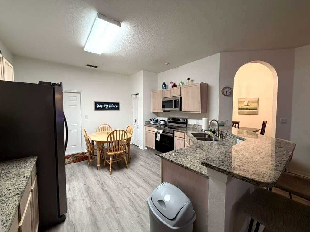 Refrigerador con freezer, microondas, horno, lavavajillas