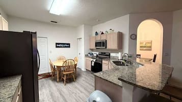 Casa, varias camas, piscina privada | Cocina privada | Frigorífico grande, microondas, horno y lavavajillas