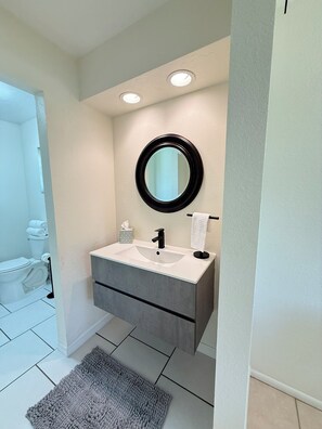 Dusche, Haartrockner, Handtücher, Seife