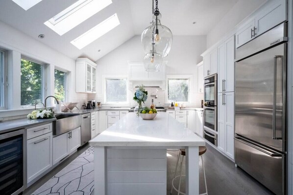 ثلاجة، ميكروويف، فرن، موقد طهي مسطح