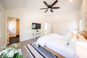 4 bedrooms, desk, iron/ironing board, travel cot - Serene East Hampton Escape (East Hampton)