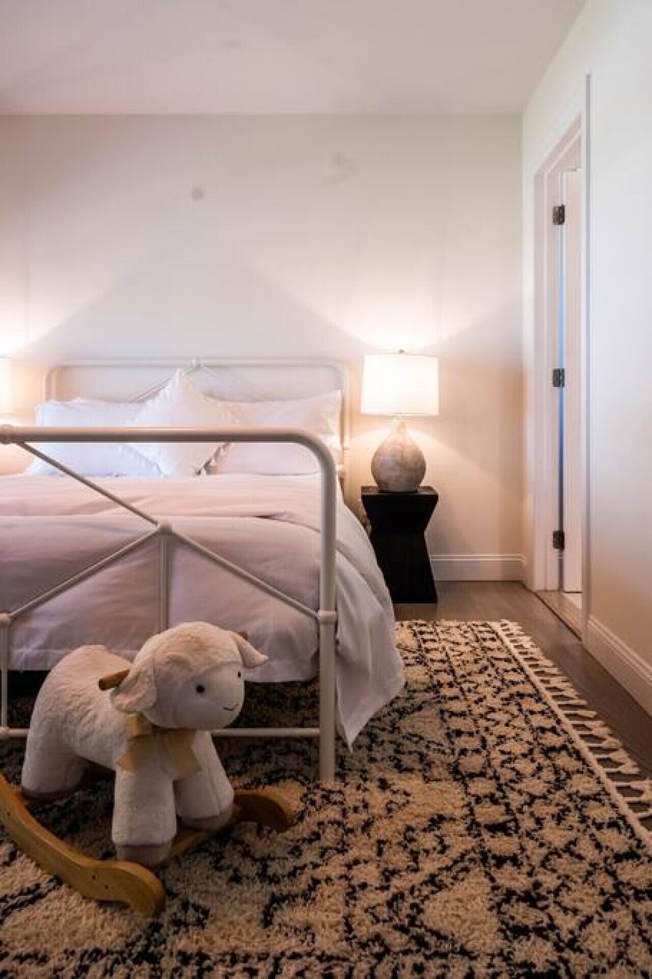 4 slaapkamers, een bureau, een strijkplank/strijkijzer, reisbedje