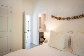 4 bedrooms, desk, iron/ironing board, travel crib