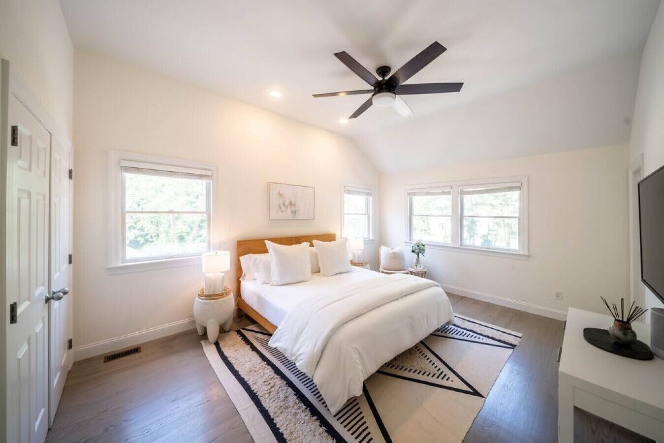 4 slaapkamers, een bureau, een strijkplank/strijkijzer, reisbedje