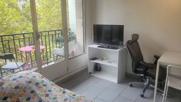 Een strijkplank/strijkijzer, wifi, beddengoed