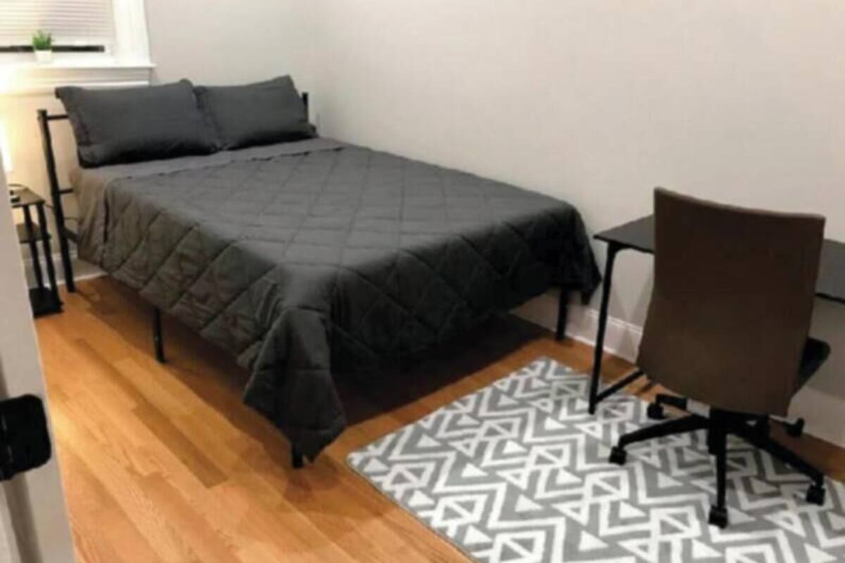 Basic Triple Room | Desk, laptop workspace