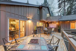 Outdoor dining - Hot Tub - Steam Room - Game Room - 10 Bikes - SHARC Access (Sunriver)
