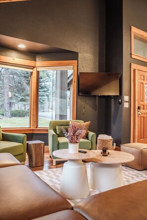 Interior - Hot Tub - Steam Room - Game Room - 10 Bikes - SHARC Access (Sunriver)