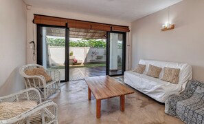 Living area - Spacious 7-bedroom villa in fabulous Pointe d'Esny (Pointe d'Esny)