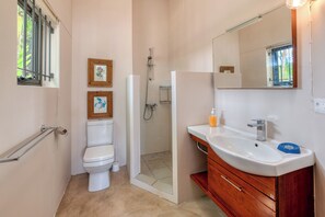 Towels, toilet paper - Spacious 7-bedroom villa in fabulous Pointe d'Esny (Pointe d'Esny)