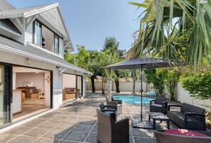 Outdoor dining - Spacious 7-bedroom villa in fabulous Pointe d'Esny (Pointe d'Esny)