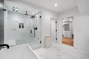 Shower, hair dryer, towels, soap - Luxury Santa Monica Stay Spacious 5BR Golfview Pet (Los Angeles)