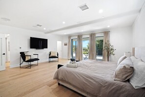 Iron/ironing board, WiFi, bed sheets - Luxury Santa Monica Stay Spacious 5BR Golfview Pet (Los Angeles)