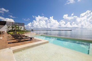 Pool - Oceanfront Luxury 2BR apartment in Puerto Morelos (Puerto Morelos)