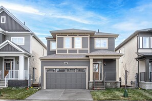 Exterior - ✈️Near Airport | New Built | 6 Beds | Garage | AC (Calgary)