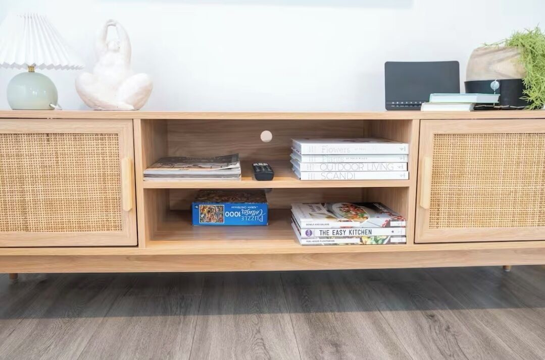 Eine Holztruhe mit gewebten Körben, einer Lampe und Büchern.