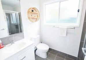 Douche, serviettes fournies, savon, papier de toilette