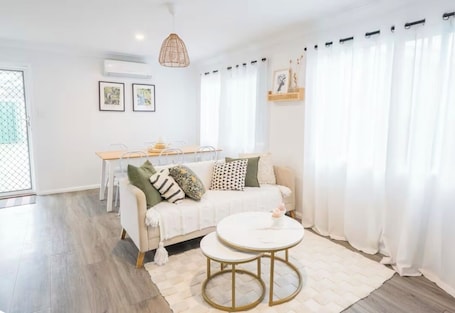 Living area. Green Olive - 3mins to Ettalong Beach