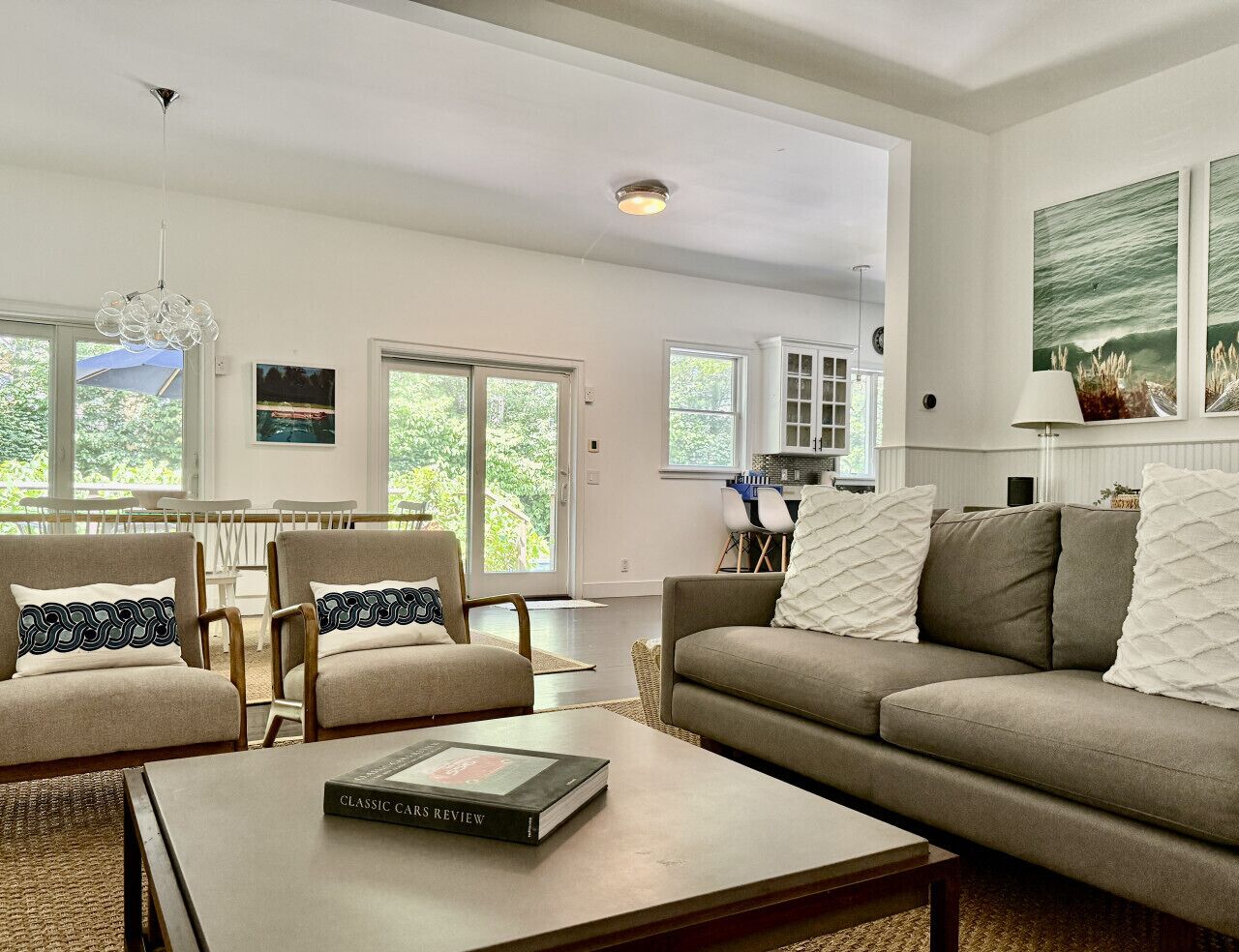 Télévision, cheminée, table de tennis de table, livres