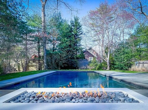 Amagansett Farmhouse Retreat - Heated Pool, Outdoor Fireplace & Basement Arcade, Great for Kids