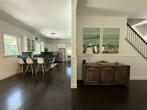 Fridge, microwave, oven, stovetop - Amagansett Farmhouse Retreat - Outdoor Fireplace & Basement Arcade, Great for Kids (East Hampton)