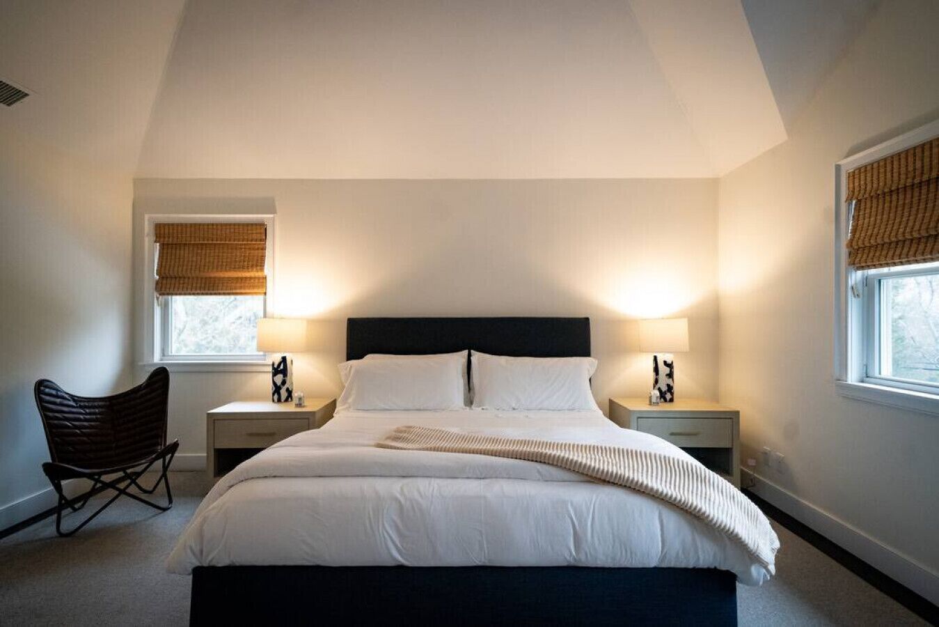 Bureau, fer et planche à repasser, lit parapluie, Wi-Fi