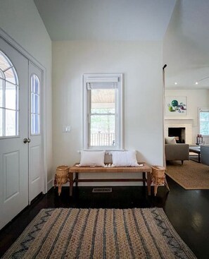 TV, fireplace, ping pong, books - Amagansett Farmhouse Retreat - Outdoor Fireplace & Basement Arcade, Great for Kids (East Hampton)