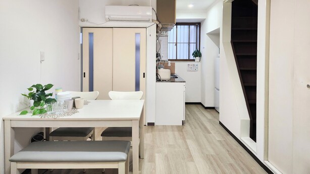 A compact kitchen with a dining area, a staircase, and a small window. - Namba 13 min｜6 min walk from station｜Wi-Fi｜Nintendo Switch｜48 m2 private house｜10 min walk from Tsutenkaku (大阪市)