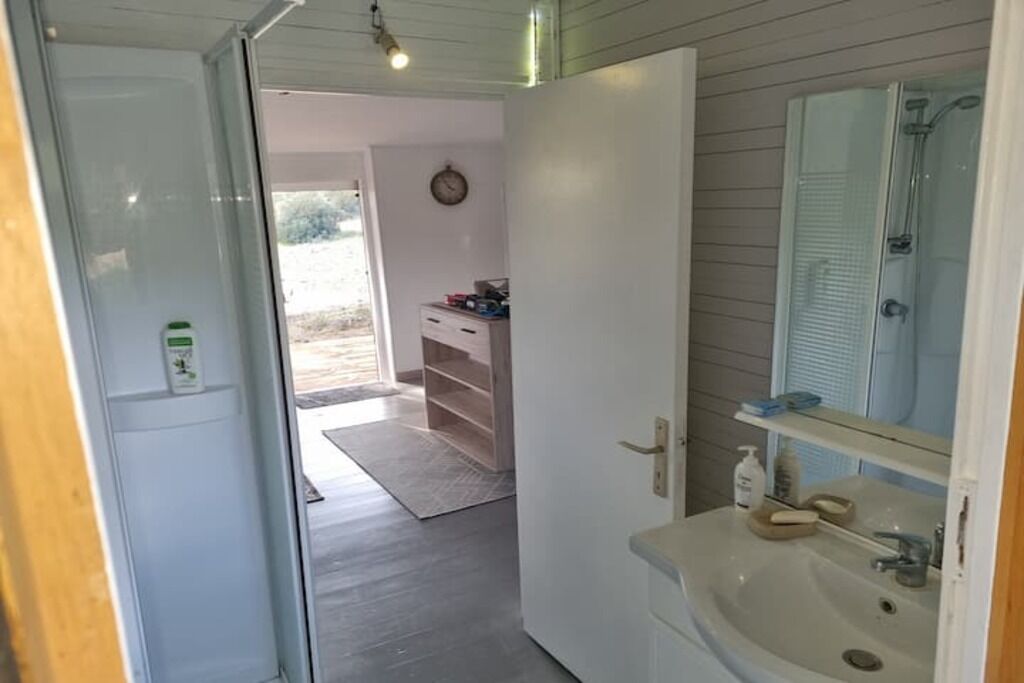 Serviettes fournies, papier toilette