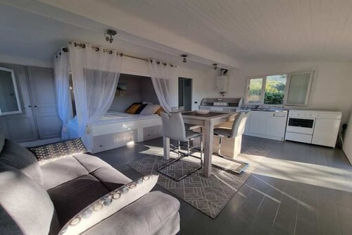 The hut - an experience in the maquis