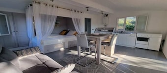 The hut - an experience in the maquis