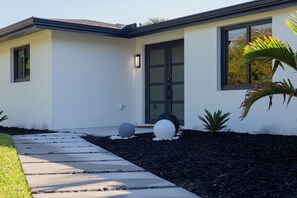 Exterior detail -  Luxury Waterfront Retreat • Heated Pool & Spa • Gulf Access • Modern Design (Port Charlotte)