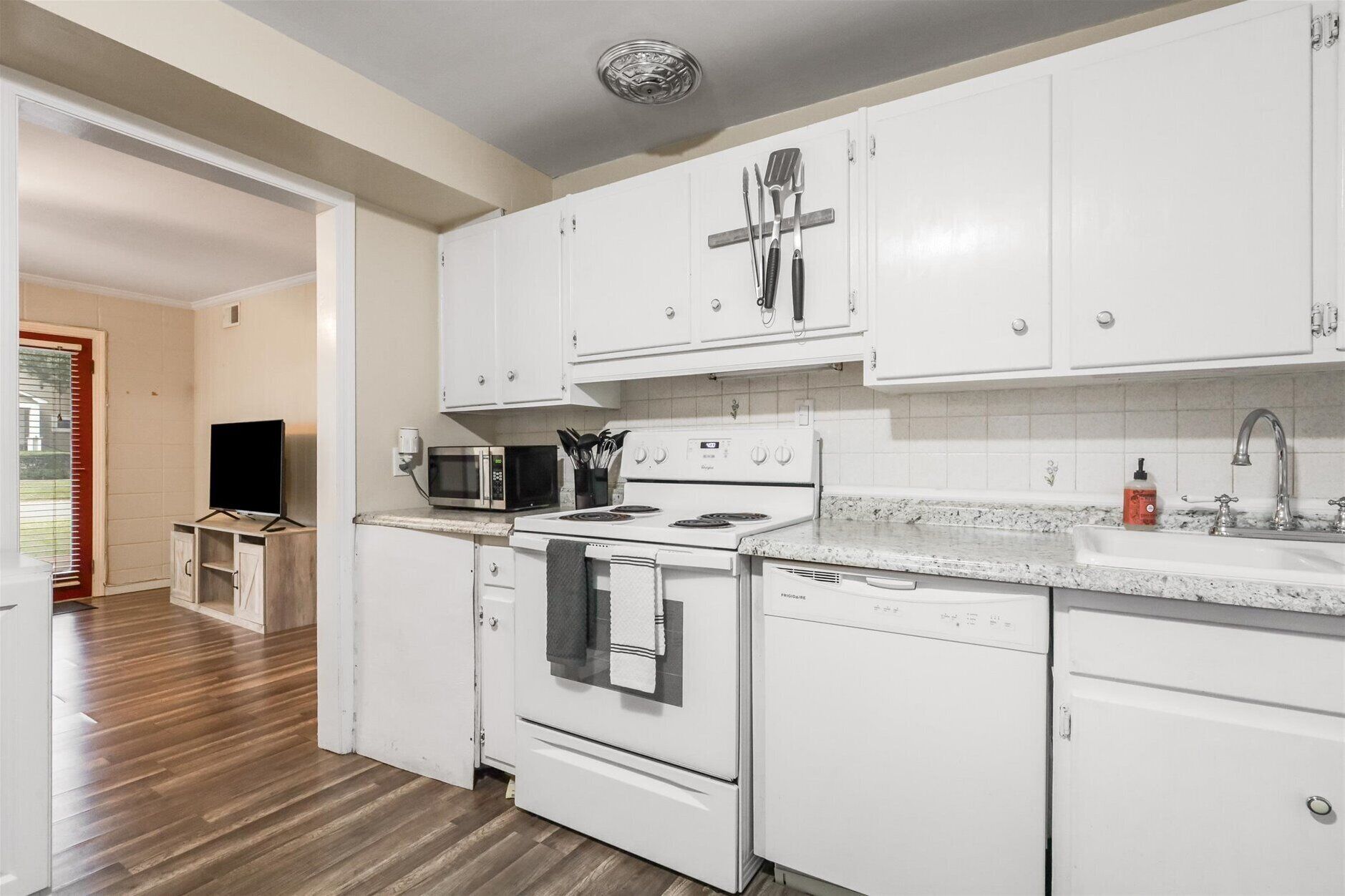 Jääkaappi, mikroaaltouuni, uuni, liesi