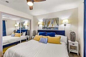 2 bedrooms, desk, iron/ironing board, travel cot - Walk to Beach Pet-Friendly + Gear + Sleeps 6 (Galveston)