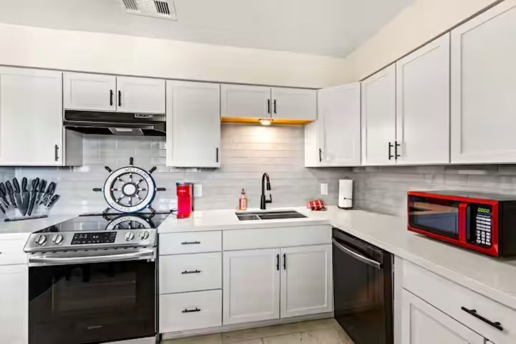 Coffee/tea maker, fridge, microwave, oven